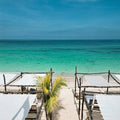 Espreguiçadeiras e camas de praia sombreadas no Nena Beach Club em Playa Blanca, Ilha de Baru